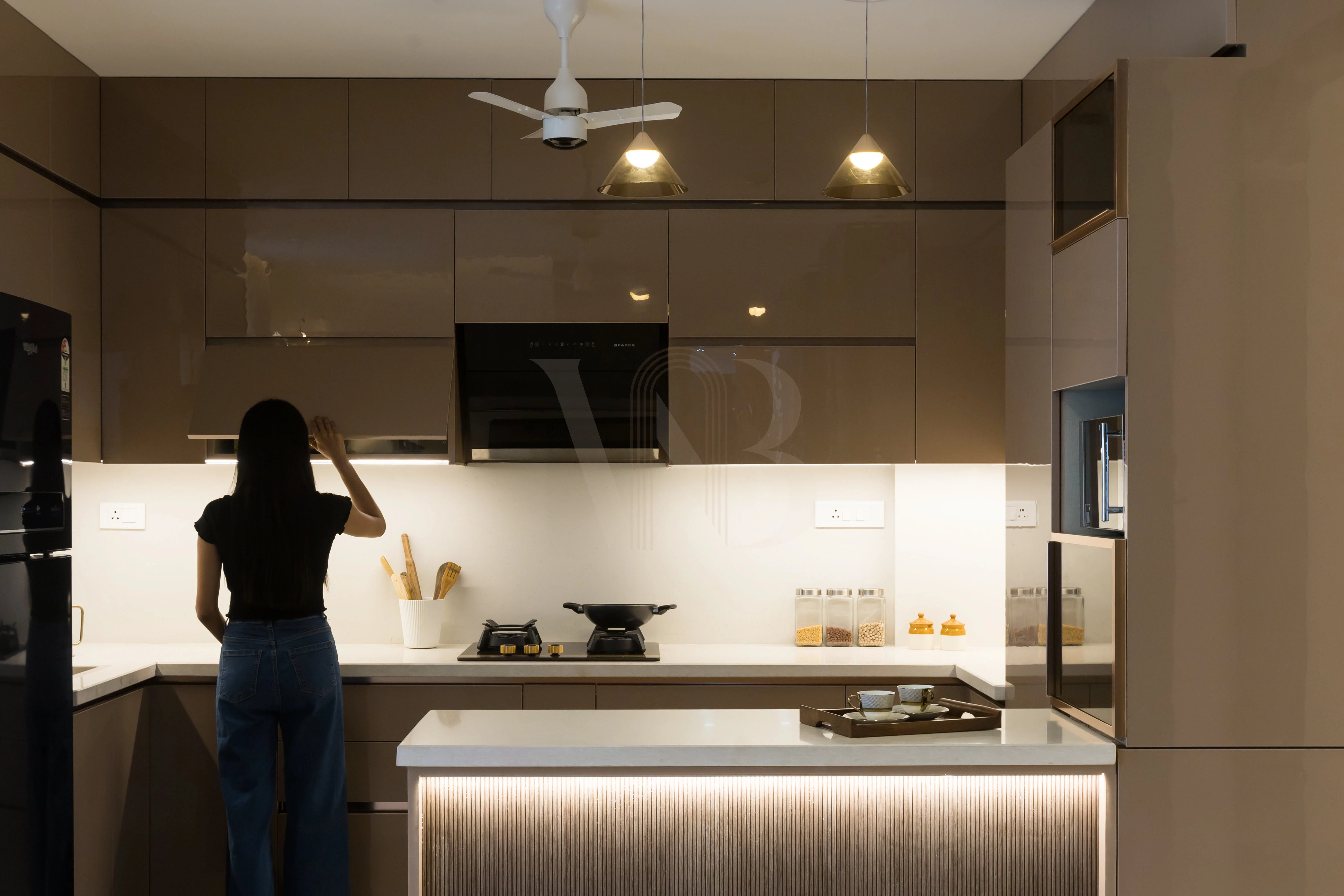 Durable quartz countertop finishing and backsplash